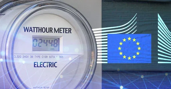 Ein Wattstundenzähler mit einem Messwert auf dem Display vor der Flagge der Europäischen Union.