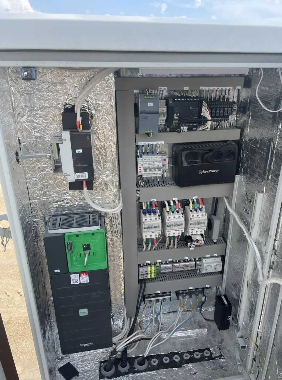 Geöffneter Schaltschrank der Bohrung: Steuerung, USV von CyberPower, Frequenzumrichter Schneider Electric Altivar und Schaltgeräte.